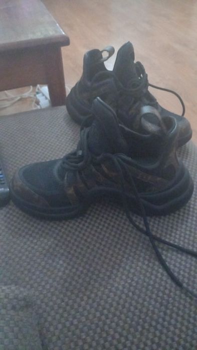 Vand adidasi noi dama Louis Vuitton