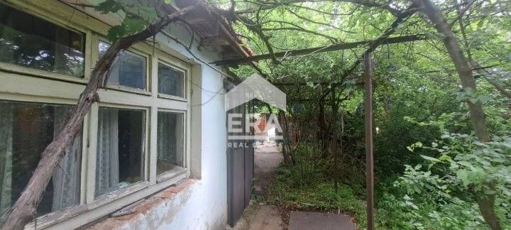 Масивна едноетажна къща в с. Подвис