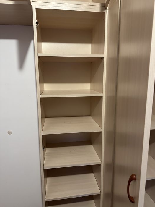 Бял гардероб с шкафчета и място за закачалки