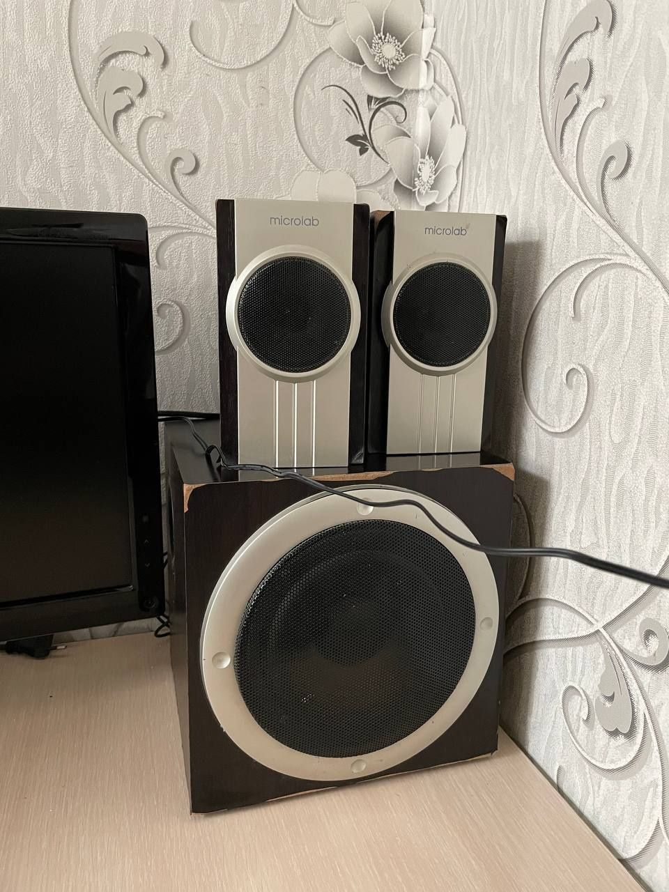 Kompyuter,  printer, kalonka, kompyuter stoli bilan sotiladi.