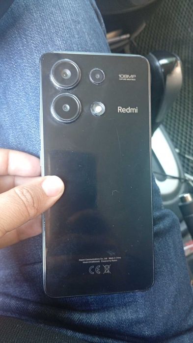 Redmi Note13. 256talik uustu oynasi tepa joyi ozgina singan.