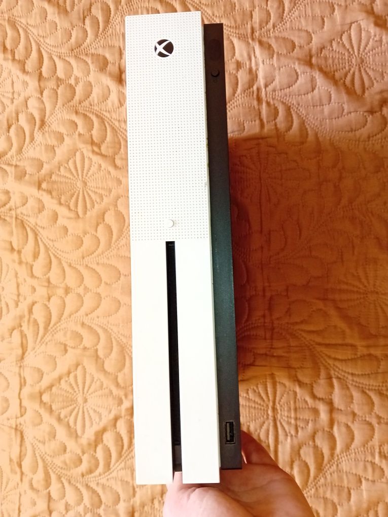 Vând xbox one s.