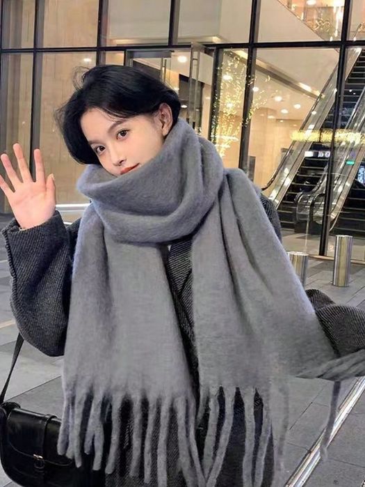 Шерстяной шарф серого цвета