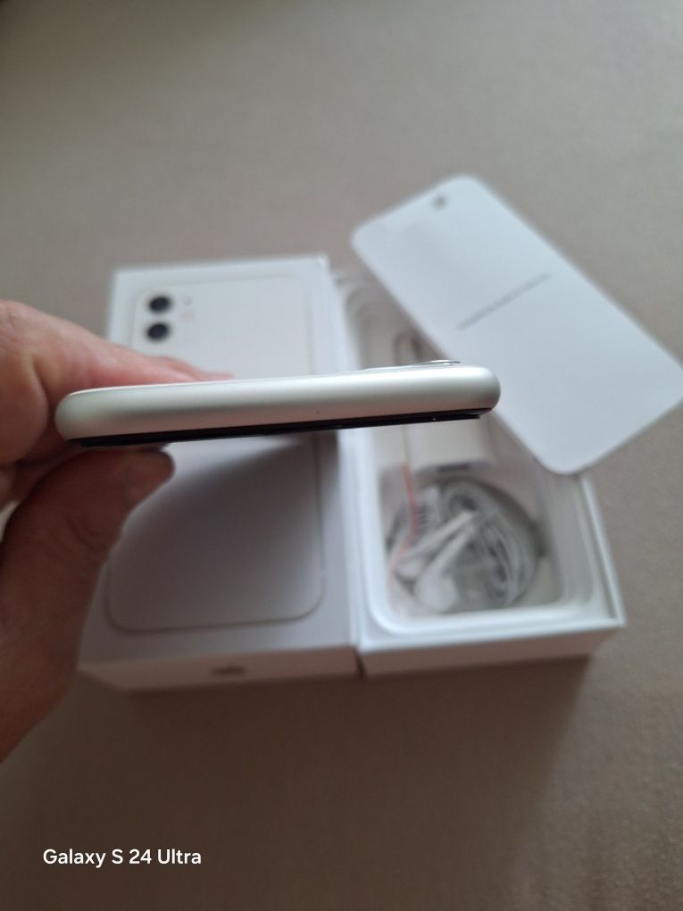 IPhone 11 White 64GB Неразличим от Нов