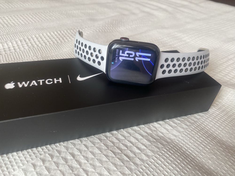 Продавам Apple Watch 6 Space Gray 44 mm