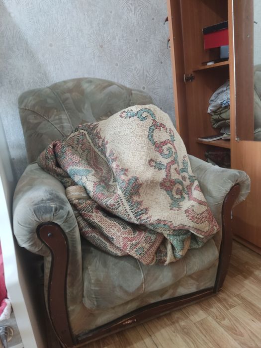 Отдам диван , кресло , ковер