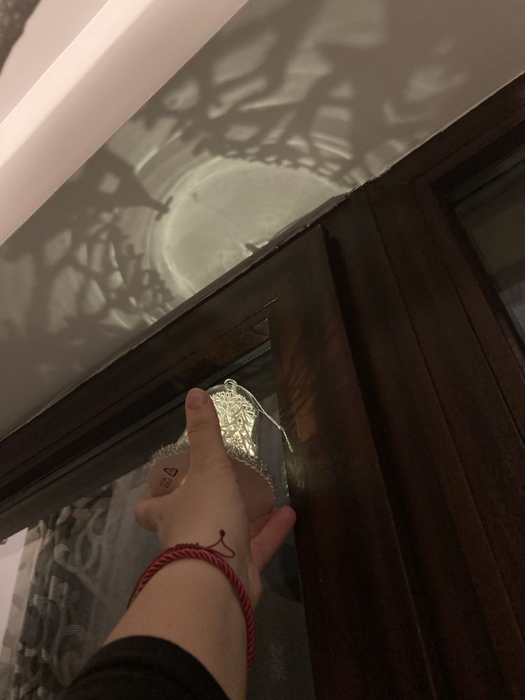 Glob cu reni si braduti cu proiector pe perete