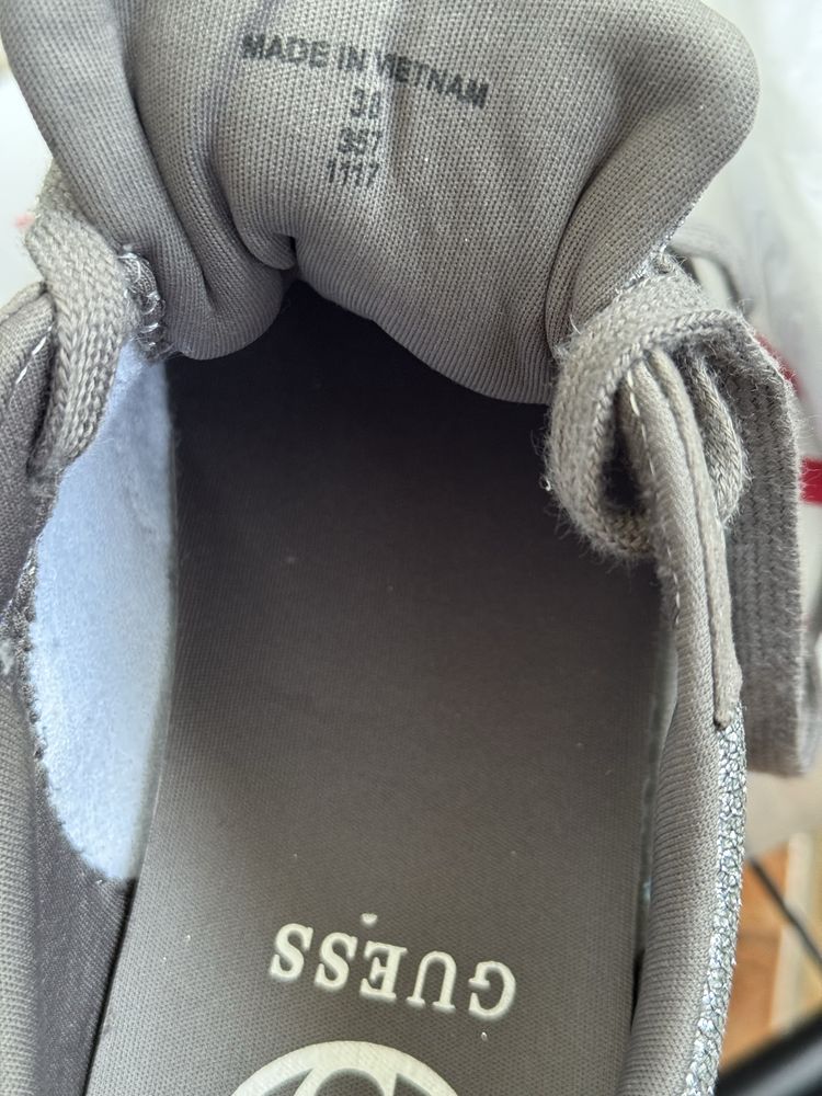 Adidasi Guess marimea 38 …………………………………..