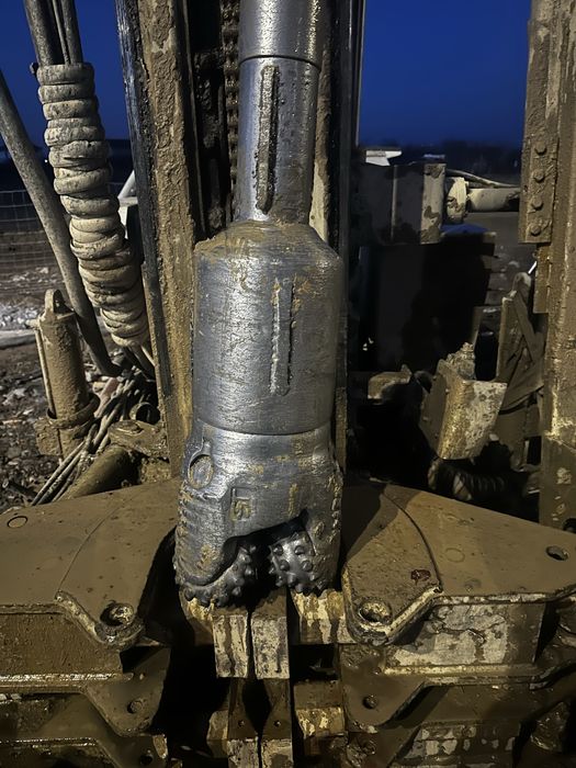 Executam foraje pentru puturi de apa, piloni, geotehnic si mediu.