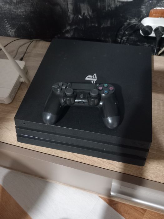 Vând PS 4 PRO cu 4 jocuri incluse