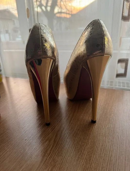Pantofi aurii cu toc