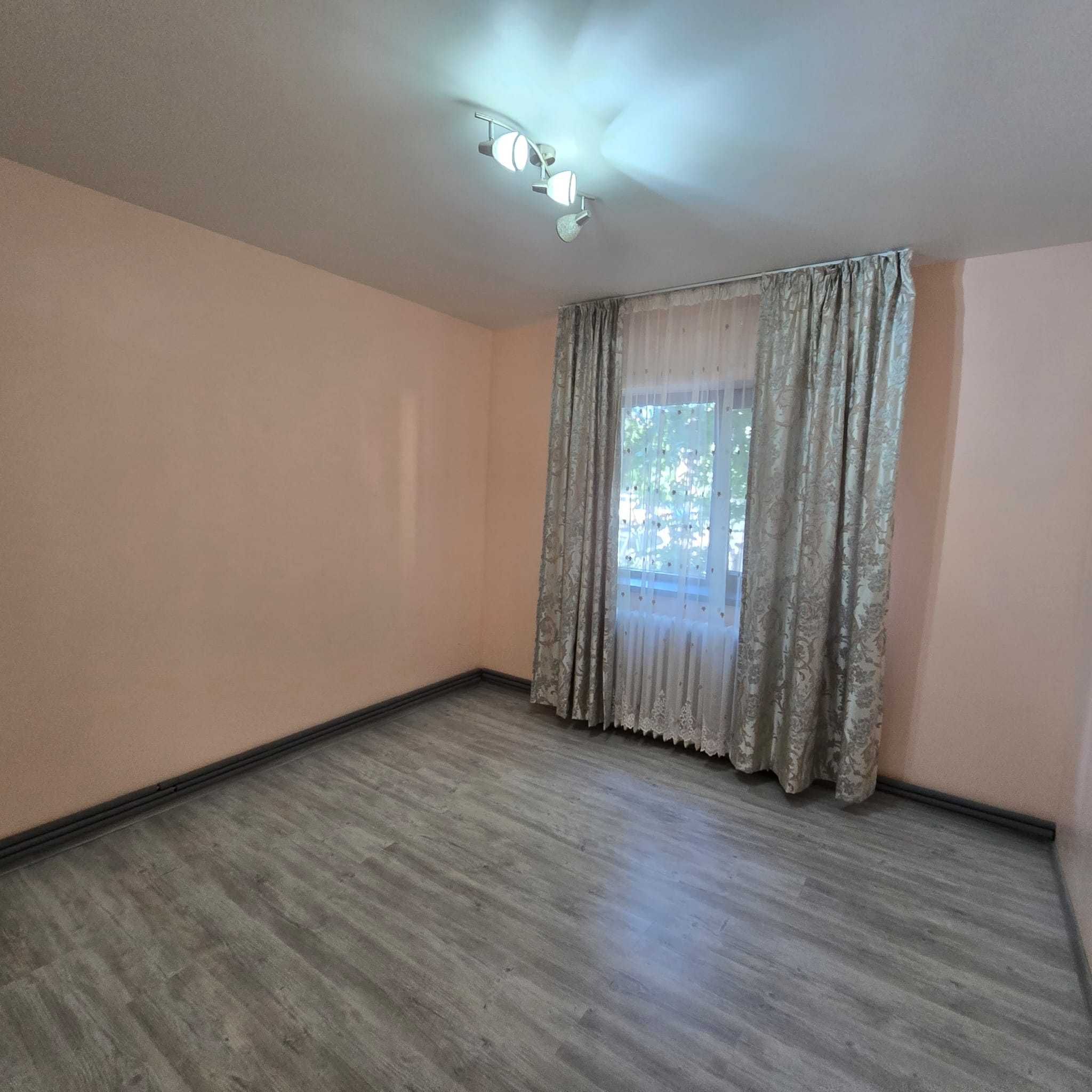 2 camere decomandat  -  balcon intabulat  -  gradina -- dacia-  50 mp