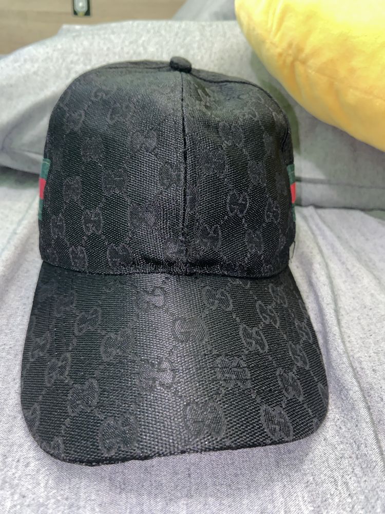 Шапка на Gucci запазена е много е удобна топ шапка