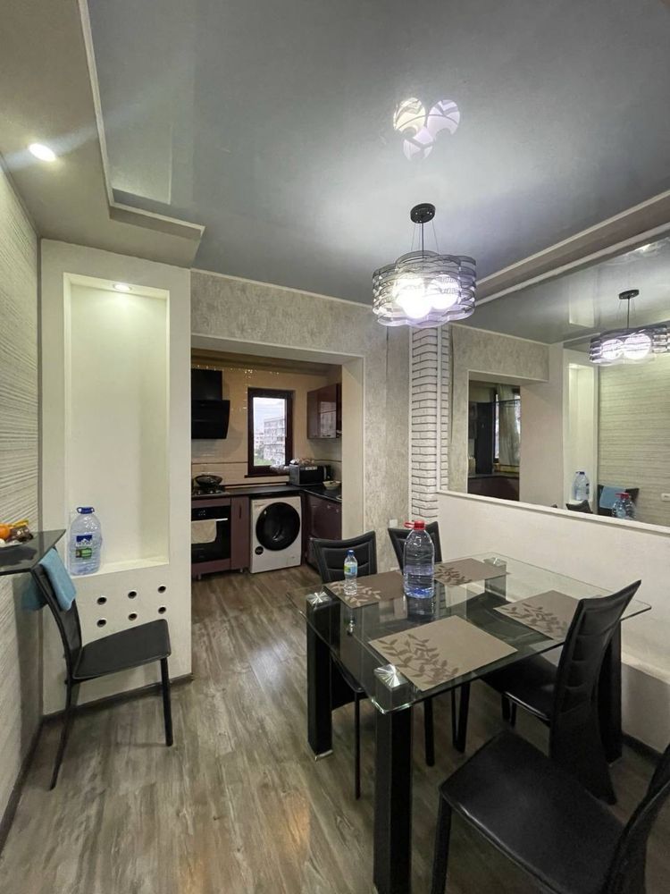 Oybek 4 xonalik kvartira 4/7/9. Evro remont 100m2 balkon 2/6
