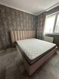 Удобная спальная кровать с пуфиком и матрасом Астана