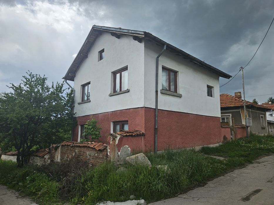 Къща за продажба в с. Горни окол