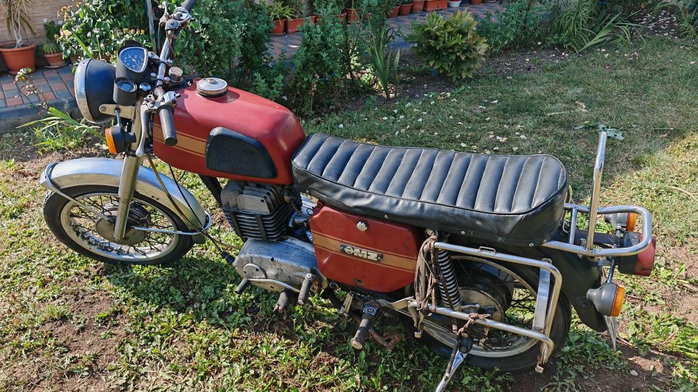 Motocicleta MZ 250 cu usoare modificari