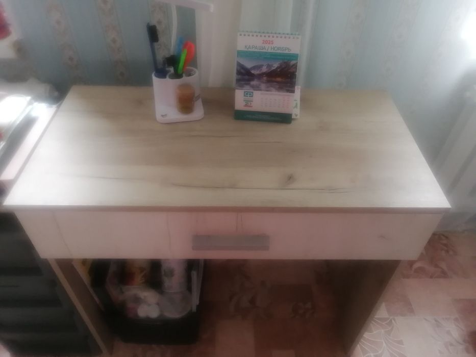 Письменый стол с выдвижным ящиком