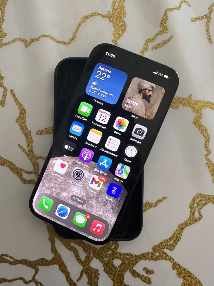 IPhone 15 black.