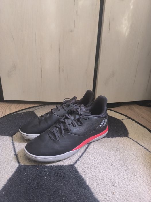 Ghete fotbal Decathlon, mărimea 43 ca noi