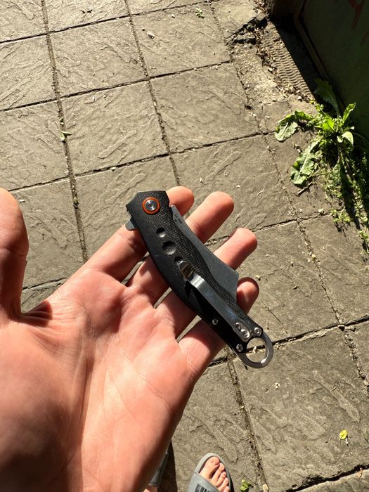 Продавам нож Artisan cutlery Corsair