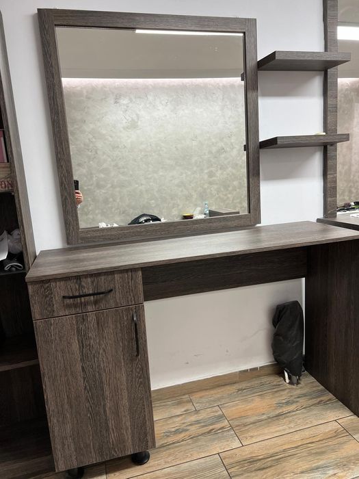 Mobilier .masa de lucru.