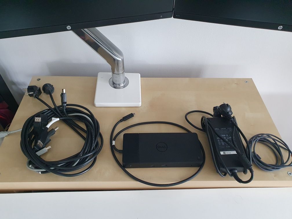 Set Monitoare, suport, docking station cu incarcator, webcam si lampa