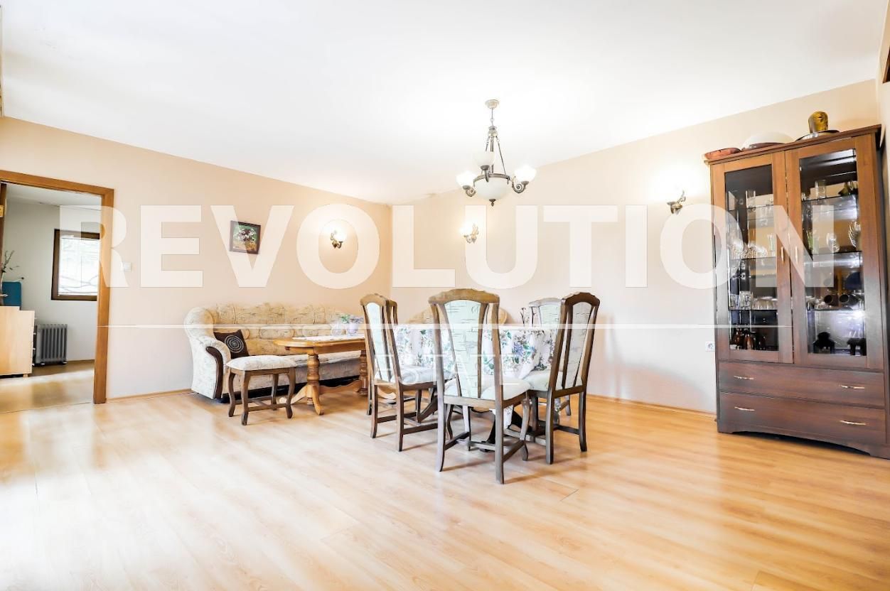 Дава се под наем Тристаен апартамент в Варна, Център - 110 кв.м за 600 € - Снимка #2