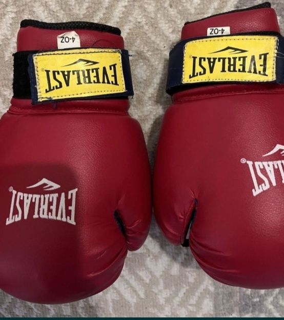 Боксерские перчатки от бренда Everlast