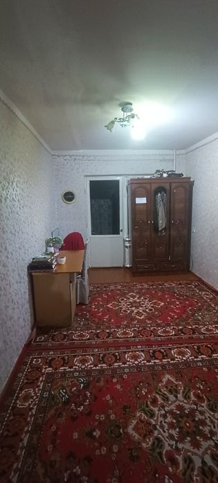 Узимни кварам сотилади 2 хона 2 этаж 2 та балкон бозор макрони тугриси