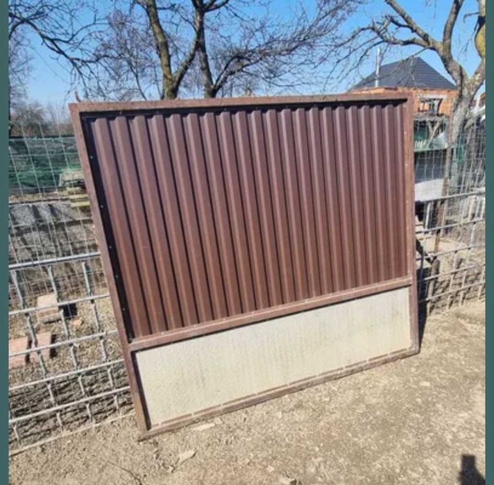 Poartă mare și portiță din tablă