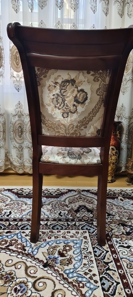 Продаётся комплект стол и стульев на 12 персон.