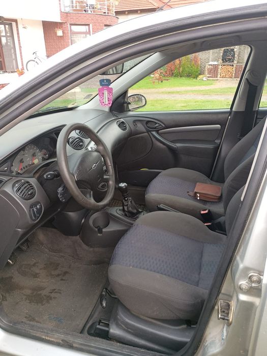 Vând ford focul an 2000