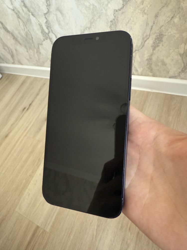 Iphone 12 среднее состояние есть царапины