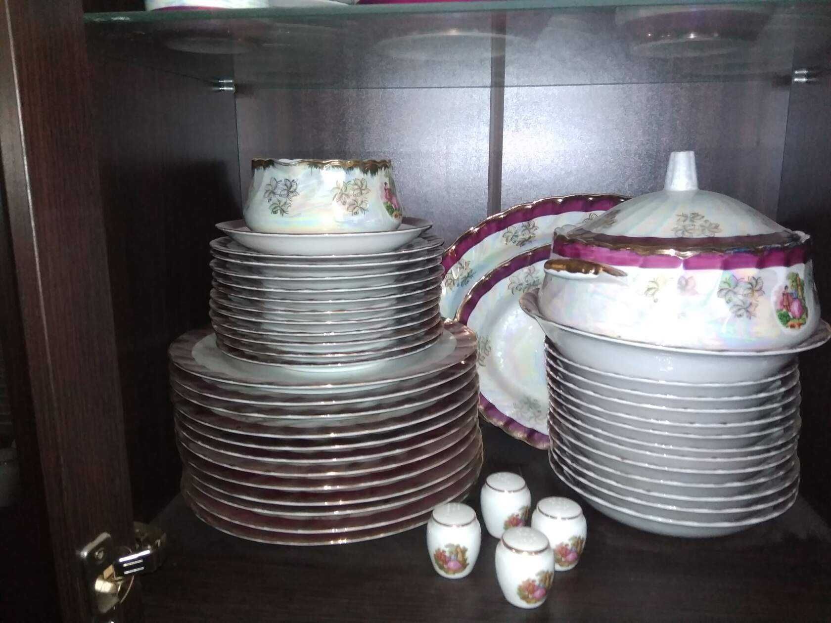 продается столовый и чайный сервиз на 12 персон производства Япония