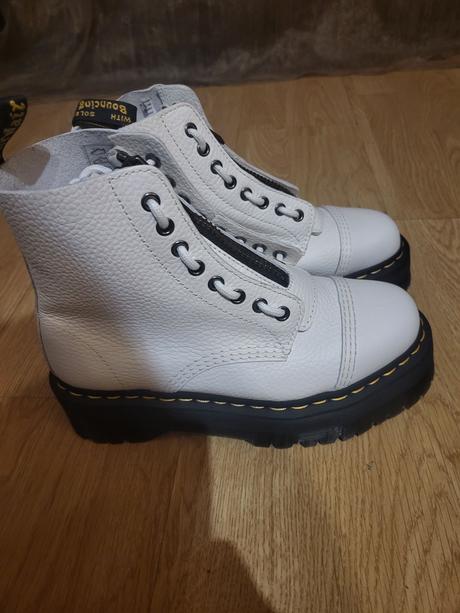 Bocanci Dr Martens,albi,masura 39.