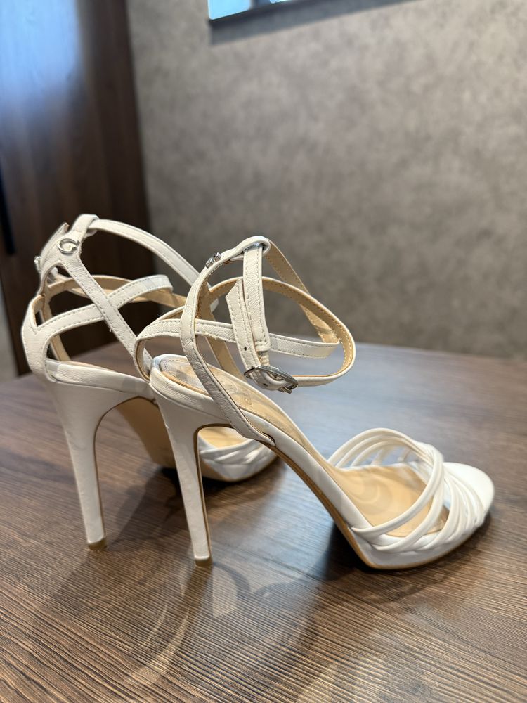 Кожени обувки GUESS на тока 10,5 см , 35 р