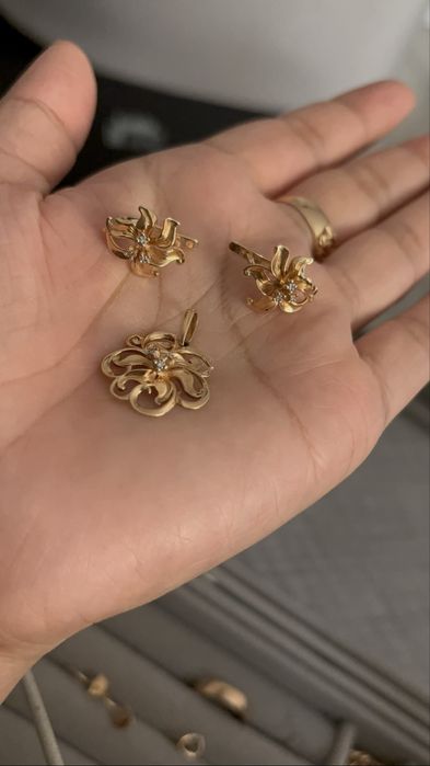 Продам серьги с бриллиантами