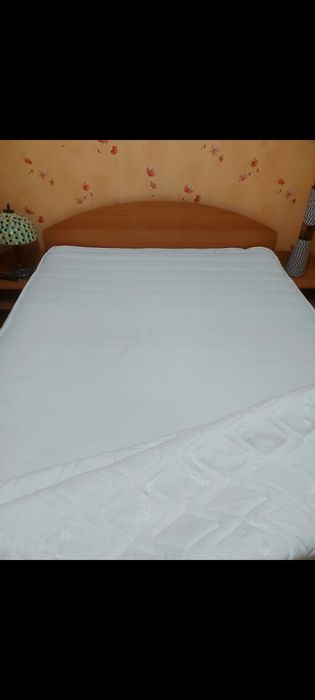 Pat dormitor cu saltea și noptiere și biblioteca