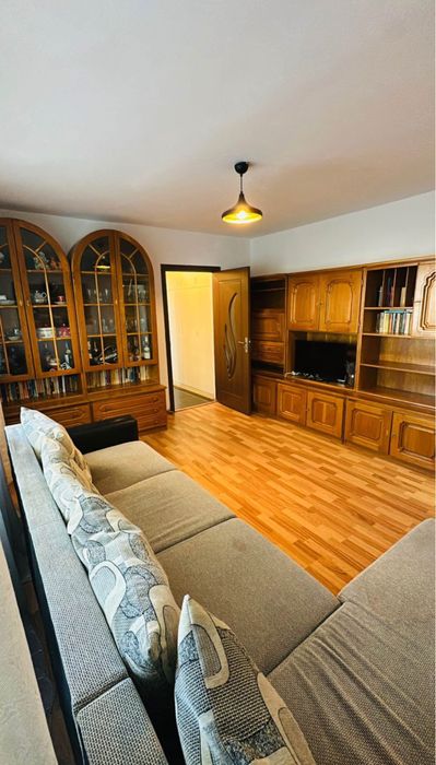 PROPRIETAR Vand apartament cu 2 camere,parter inalt + boxa