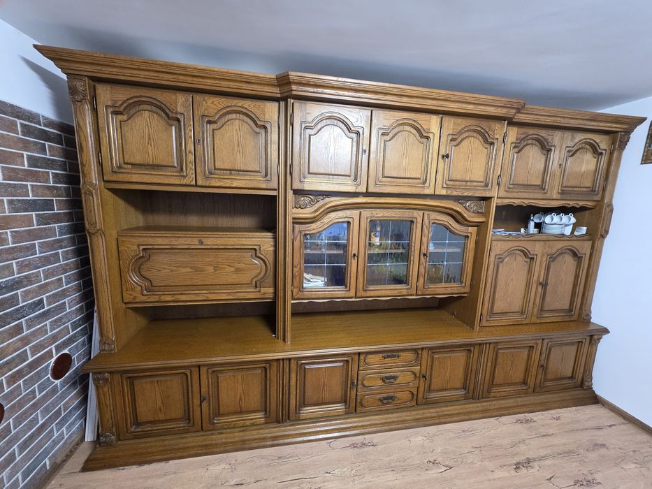 Vând mobilă lemn masiv, înălțimea 210cm si lungimea de 350cm.