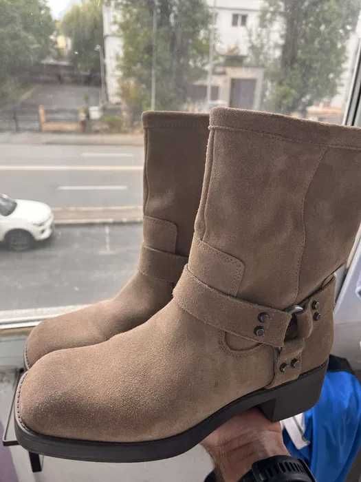 Ghete piele intoarsa Zara