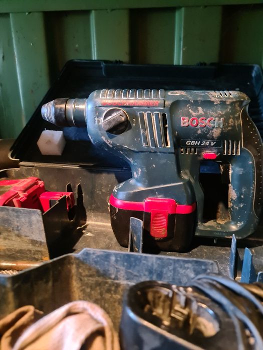 Продавам перфоратор на батерии Бош