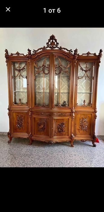 Масивна антикварна дървена витрина