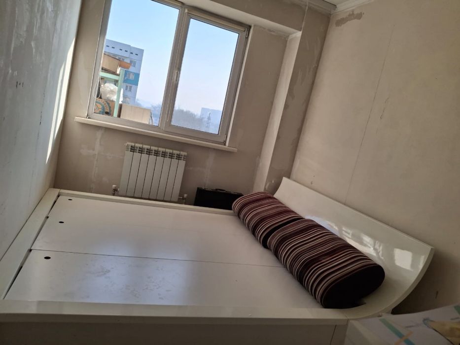 Кровать без матраса