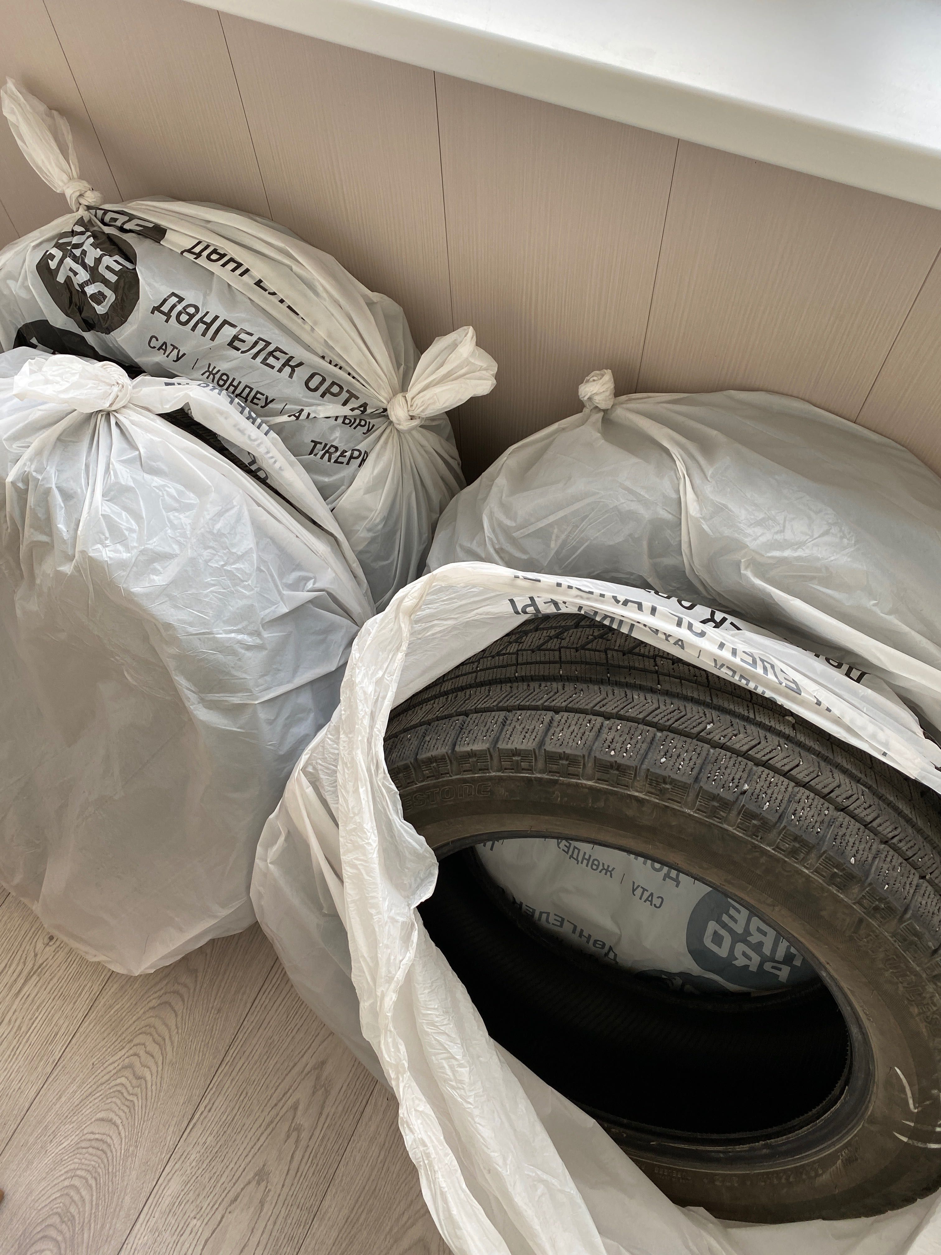 Зимние шины Bridgestone Blizzak 225/55 R17 VRXZ 4 шт. липучка б/у