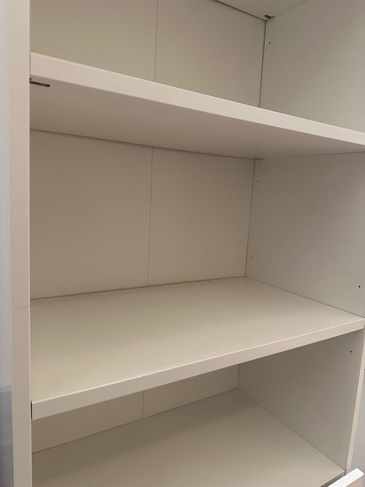 Бял библиотечен шкаф