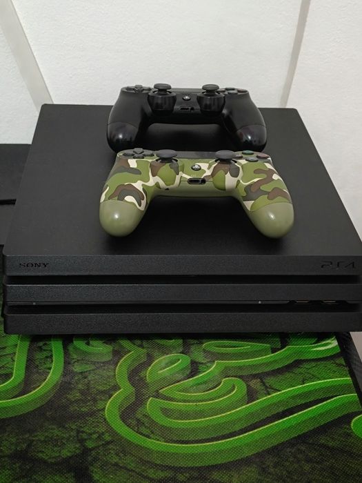 PS4 PRO + 2 manete + suport + cablu hdmi