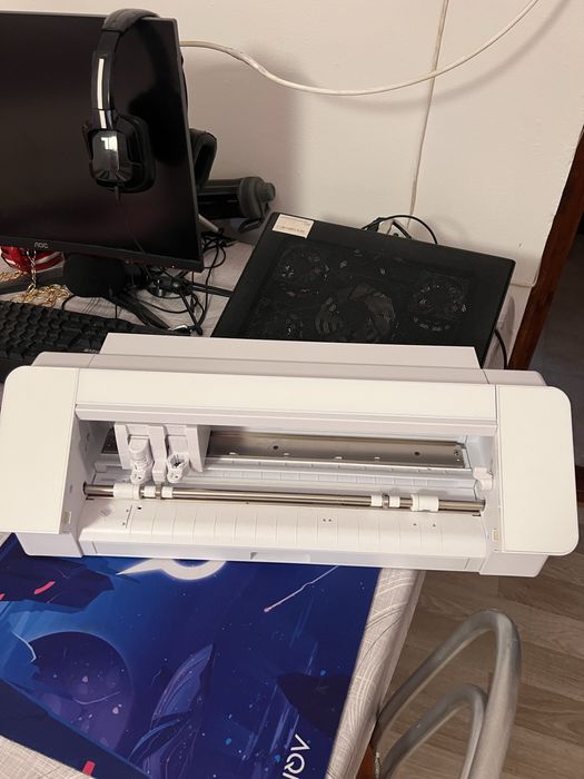 Vand cutter plotter cameo 4 utilizat de cateva ori.