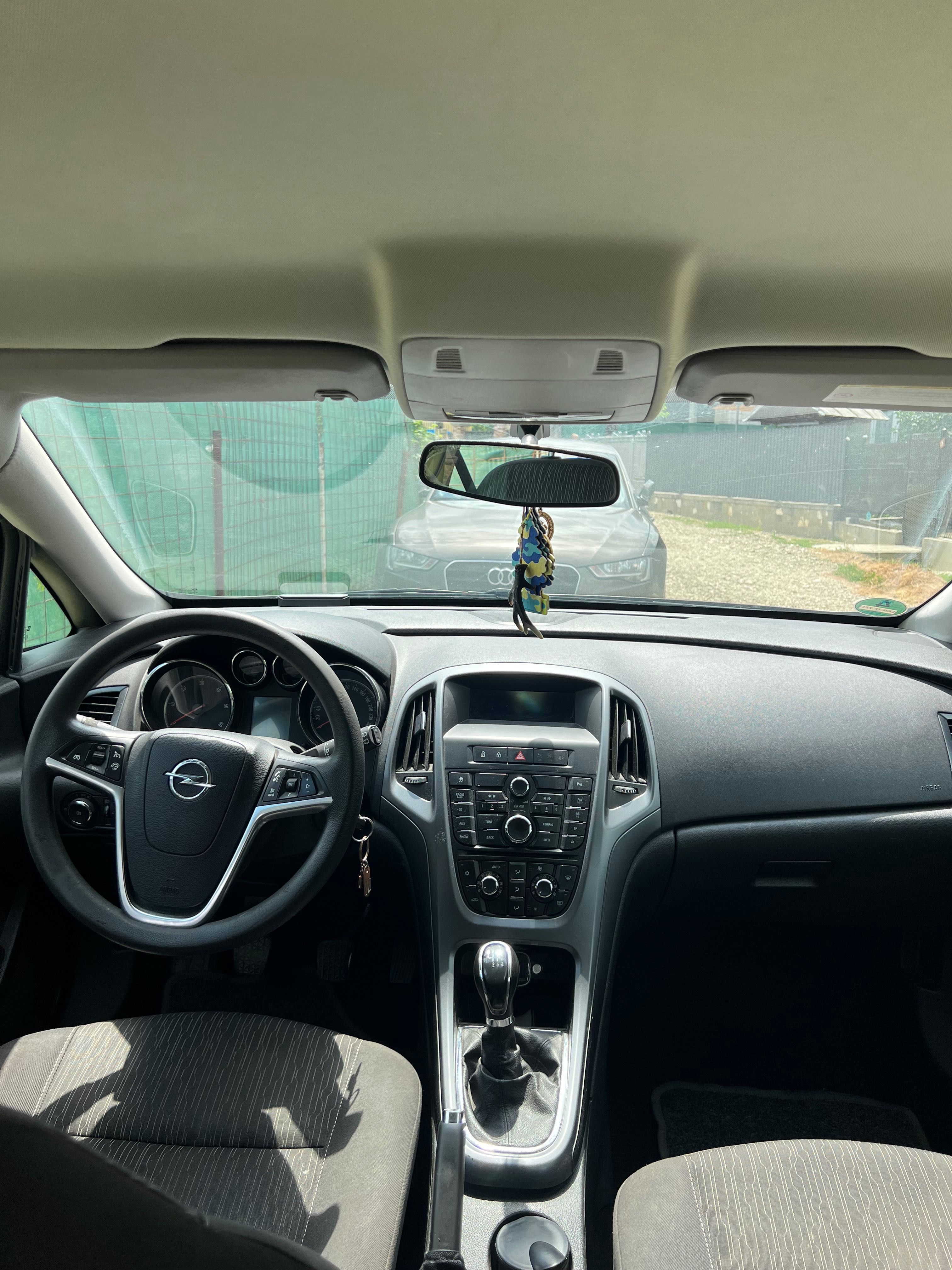 Vând Opel Astra J 2013
